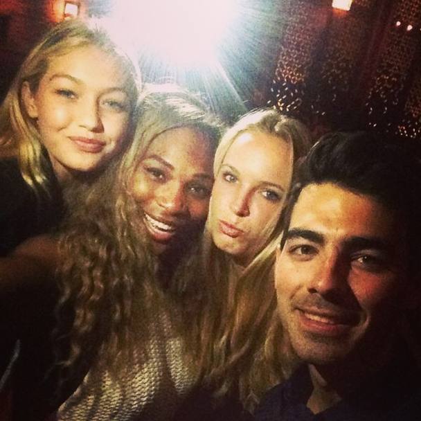 Eccole insieme con Joe Jonas in un locale a New York (Instagram)